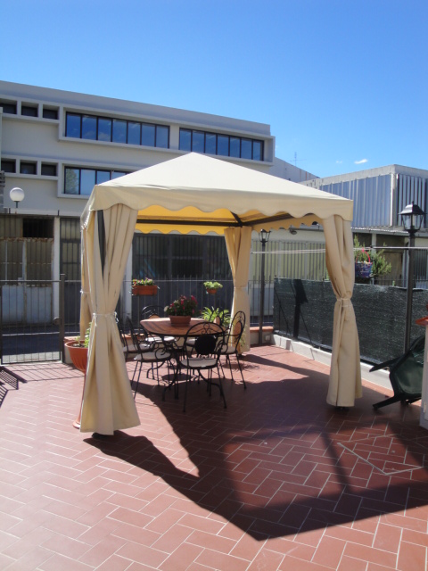 Gazebo con tende laterali